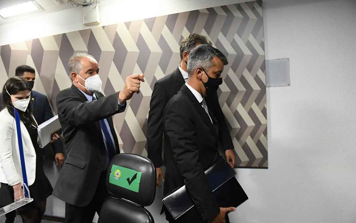 Ex-diretor da Saúde solto sob fiança, crise com militares e o dia seguinte da CPI da Covid